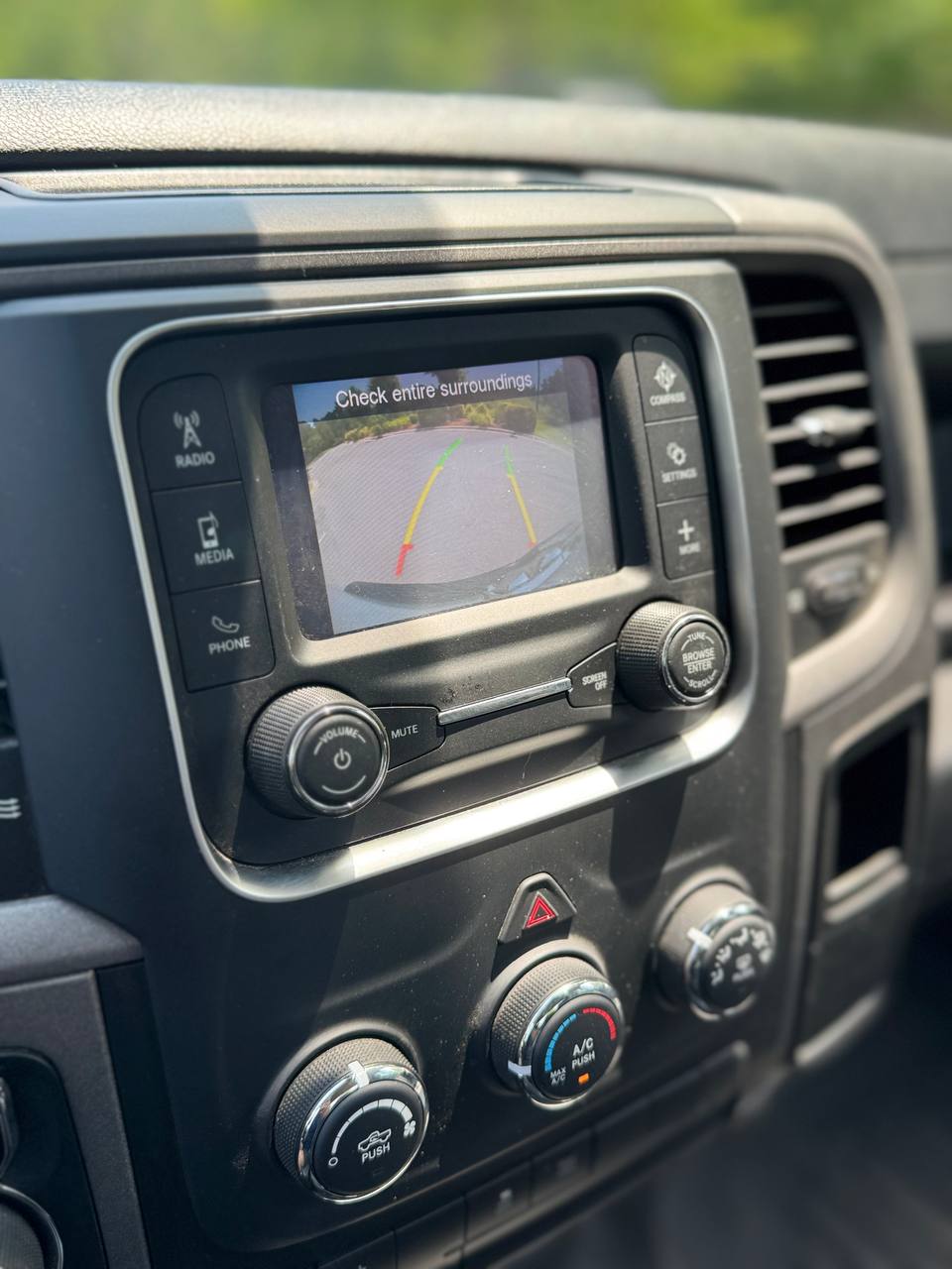 Ram 1500 Classic Tradesman Quad Cab (2022) - Gasoline